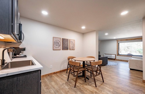 Thayerville Hotel | Cove Creek Lodge: 109 Lakeside Executive King Suite