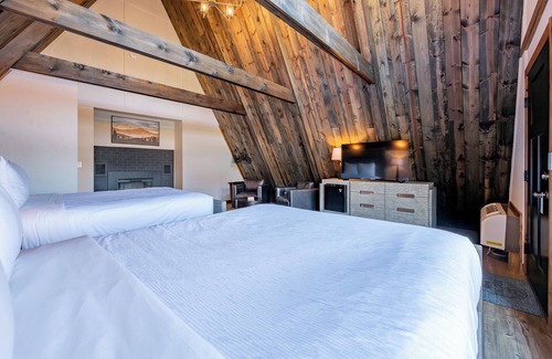 Thayerville Hotel | Cove Creek Lodge 210: Standard Double Queen Fireplace Room
