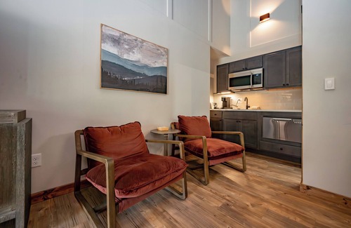 Thayerville Hotel | Cove Creek Lodge: 212 Dog Friendly Double Queen Room