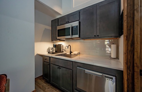 Thayerville Hotel | Cove Creek Lodge: 212 Dog Friendly Double Queen Room