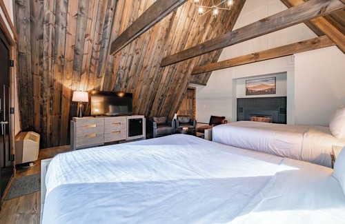 Thayerville Hotel | Cove Creek Lodge: 217 Lakeside Double Queen Fireplace Room