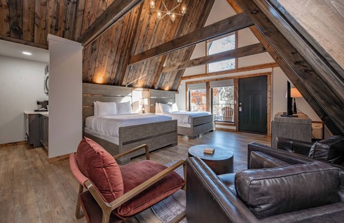 Thayerville Hotel | Cove Creek Lodge: 217 Lakeside Double Queen Fireplace Room