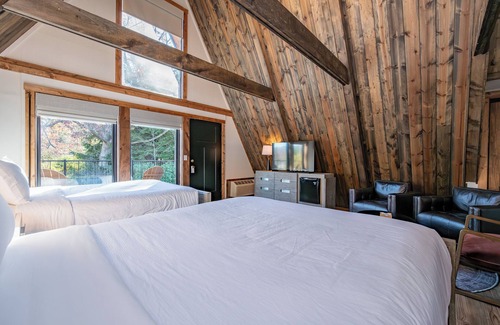 Thayerville Hotel | Cove Creek Lodge: 217 Lakeside Double Queen Fireplace Room
