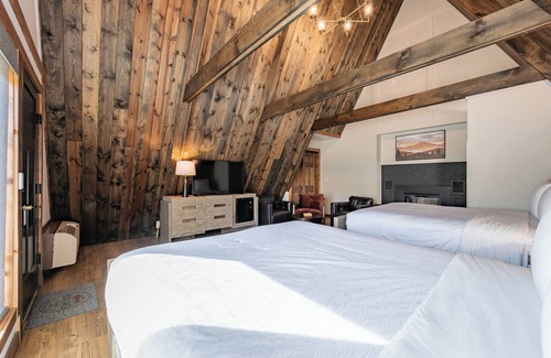 Thayerville Hotel | Cove Creek Lodge: 220 Lakeside Double Queen Fireplace Room