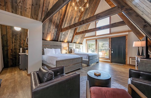 Thayerville Hotel | Cove Creek Lodge: 220 Lakeside Double Queen Fireplace Room