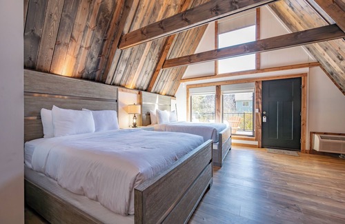 Thayerville Hotel | Cove Creek Lodge: 220 Lakeside Double Queen Fireplace Room
