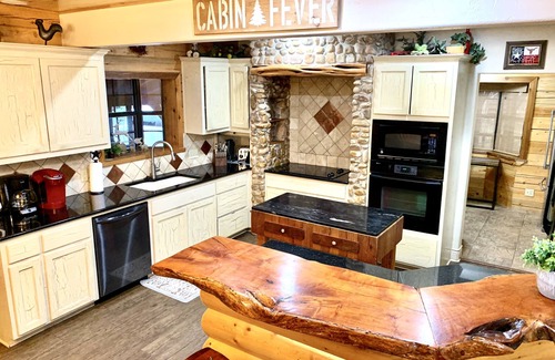 Marble Falls Cabin | Coyote Moon: Serene Escape Under Starry Skies!