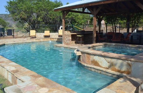 Marble Falls Cabin | Coyote Moon: Serene Escape Under Starry Skies!