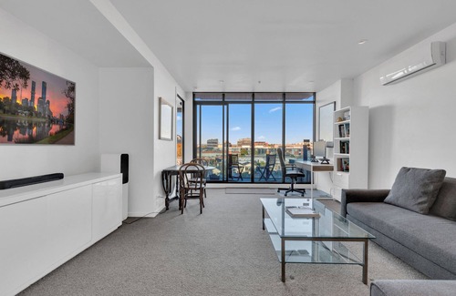 Cremorne Apartment | Cozy 1-Bed Near CBD with Pool Access