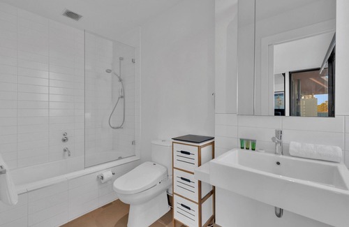 Cremorne Apartment | Cozy 1-Bed Near CBD with Pool Access