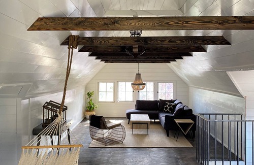 Goose Hollow Apartment | Cozy 1-bedroom with massive Artisan Loft