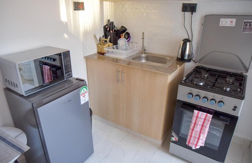 Nairobi Apartment | Cozy 1 BR apt with free Wi-Fi, parking and pool