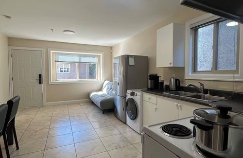 Marpole House | Cozy 1-BR Suite in West Side Kitchen & Living