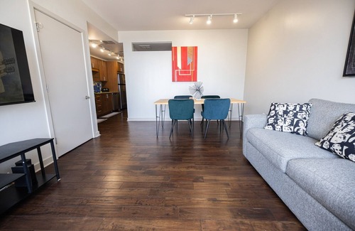 Downtown Dallas Apartment | Cozy 1BR Apt: Rooftop Pool, Gym & Free Parking