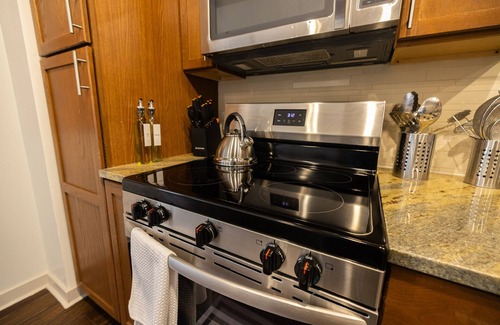 Downtown Dallas Apartment | Cozy 1BR Apt: Rooftop Pool, Gym & Free Parking