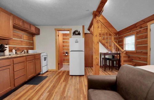 Gatlinburg - Pigeon Forge RV Rental | Cozy 1BR Log Cabin Retreat in Tennessee