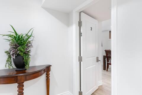 Richmond Hill House | Cozy 1BR Lower Level Walking distance to shops