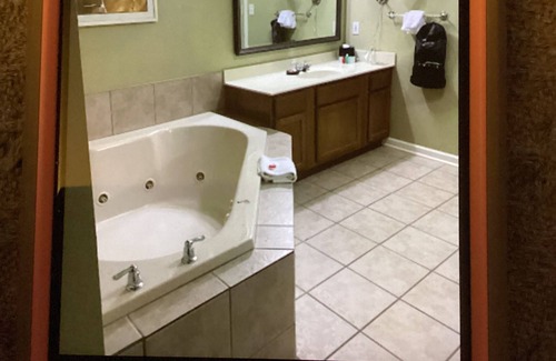 Sevierville Resort | Cozy 2-Bd resort in charming Sevierville with AC, WiFi, fitness room Fam Friend