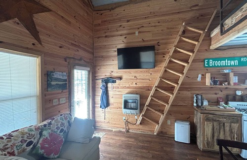 LaFayette Cabin | Cozy 2-bedroom cabin in welcoming LaFayette with WiFi, AC