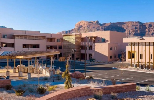 Moab Condo | Cozy 2-bedroom condo with spectacular views in amazing Moab with AC and pool.