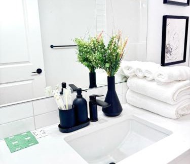 Calgary Apartment | Cozy 2 BR Suite Self check-in I Free Park Pass