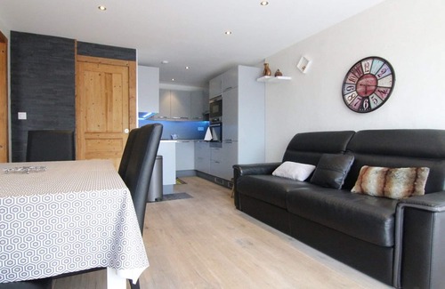 Jeux Apartment | Cozy 2-Room Apartment for 6 with Balcony, Ski Storage, and Prime Location near Slopes and Center