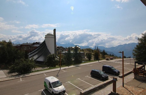 Jeux Apartment | Cozy 2-Room Apartment for 6 with Balcony, Ski Storage, and Prime Location near Slopes and Center