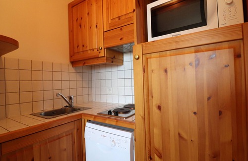 Meribel-Mottaret Apartment | Cozy 2-Room Apartment with Balcony, Wi-Fi and Pets Allowed