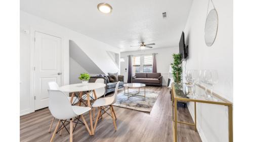 Bentonville Apartment | Cozy 2BD Near Walmart HQ with Long Stay Savings