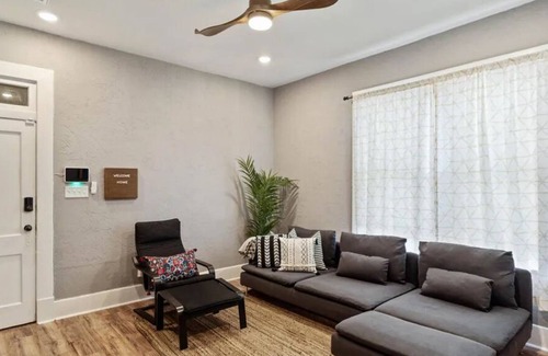 Alta Vista Apartment | Cozy 2BR Apt Near River Walk w/ Wifi, Laundry, A/C