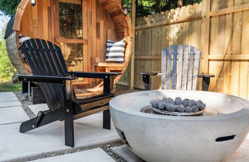 Andover House | Cozy 2br Lake House with Outdoor Barrel Sauna on Cranberry Lake