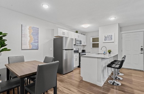 Hyde Park Apartment | Cozy 2BR Near UT Hyde Park Evonify