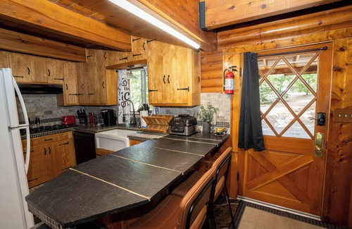 Oakhurst Cabin | Cozy 3-bedroom log Cabin. Just minutes away from Bass Lake.
