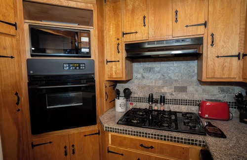 Oakhurst Cabin | Cozy 3-bedroom log Cabin. Just minutes away from Bass Lake.