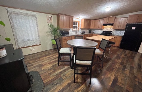 Liberty House | Cozy 3-bedroom mobile home with deck, BBQ in Liberty