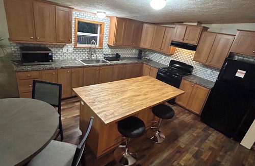 Liberty House | Cozy 3-bedroom mobile home with deck, BBQ in Liberty