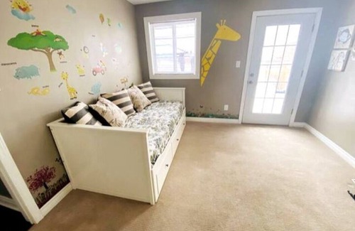 Niagara Falls House | Cozy 3BR Home - Backyard - Close to attractions