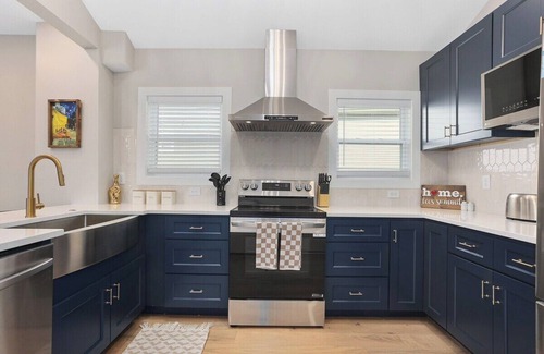 Lee's Summit House | Cozy 3BR KingBed|GameRoom+HotTub|Walkable to DT LS