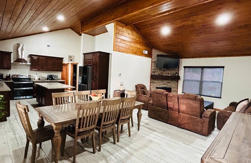 Branson Cabin | Cozy 4-bedroom Cabin in Branson