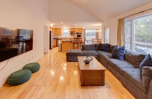 Franconia House | Cozy 4 bedroom house for rent in the heart of the Mountains. Minutes to Cannon.