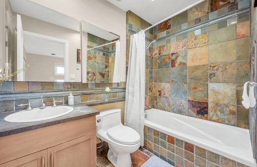 West Point Grey House | Cozy 4 Bedrooms & 2 baths suite in west Point Grey, Closed to UBC, Beach