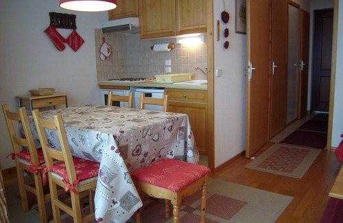 Crest-Voland Apartment | Cozy 4-Person Apartment, 200m from Ski Slopes and Shops, with Parking and Balcony