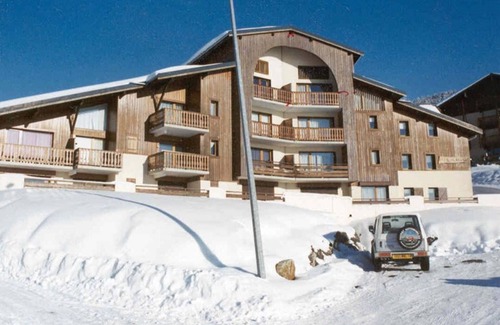 Crest-Voland Apartment | Cozy 4-Person Apartment, 200m from Ski Slopes and Shops, with Parking and Balcony