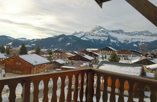 Crest-Voland Apartment | Cozy 4-Person Apartment, 200m from Ski Slopes and Shops, with Parking and Balcony