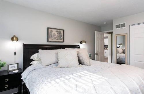 South Bend House | Cozy 4BR 3BA Home 1.2 Mi Walk to ND