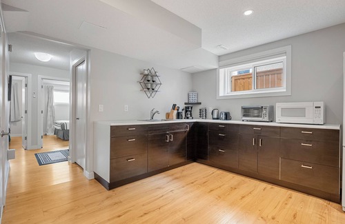 Tuxedo Park Apartment | Cozy and Clean 2BR Basement Suite In The Heart of Calgary