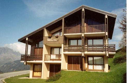 Crest-Voland Apartment | Cozy Apartment for 6, Near Slopes, South-Facing, 2 Baths, Ski Locker, Non-Smoking