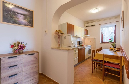 Vrvari Apartment | Cozy apartment in Porec with kitchen