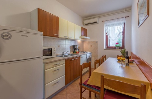 Vrvari Apartment | Cozy apartment in Porec with kitchen