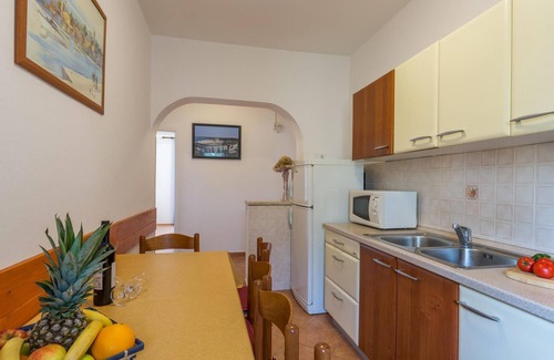 Vrvari Apartment | Cozy apartment in Porec with kitchen